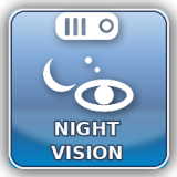 Umožňuje sledovanie v tme – typicky pomocou IR prisvietenia alebo režimu pre slabé svetlo.