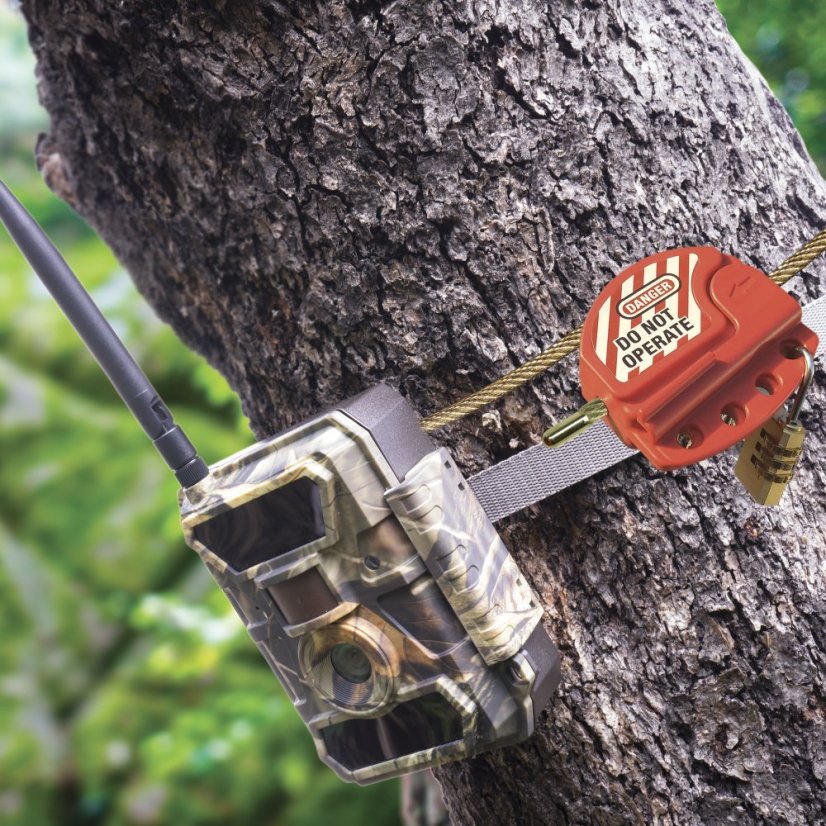 The PNI Hunting 400C PRO 24 MP game camera kit includes a housing and a security cable