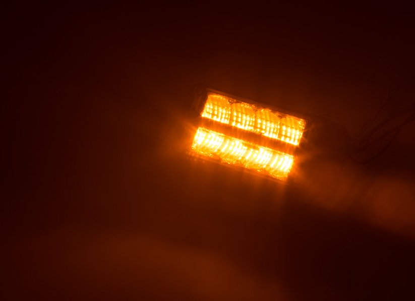 Pohľad na rozsvietený oranžový LED predátor
