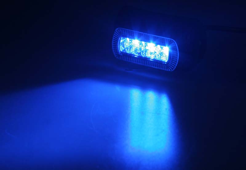 Pohľad na rozsvietené modré LED výstražné svetlo