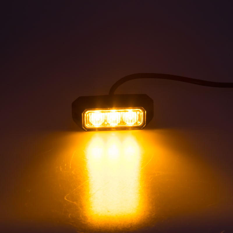 Pohled na rozsvícený oranžový LED predátor