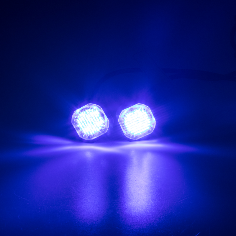 Pohľad na rozsvietené modré LED výstražné svetlo