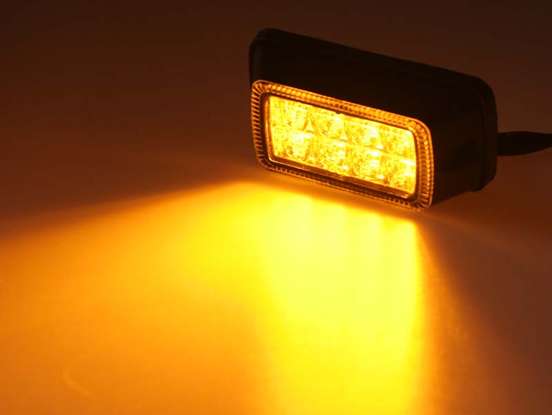 Pohľad na rozsvietené oranžové LED výstražné svetlo