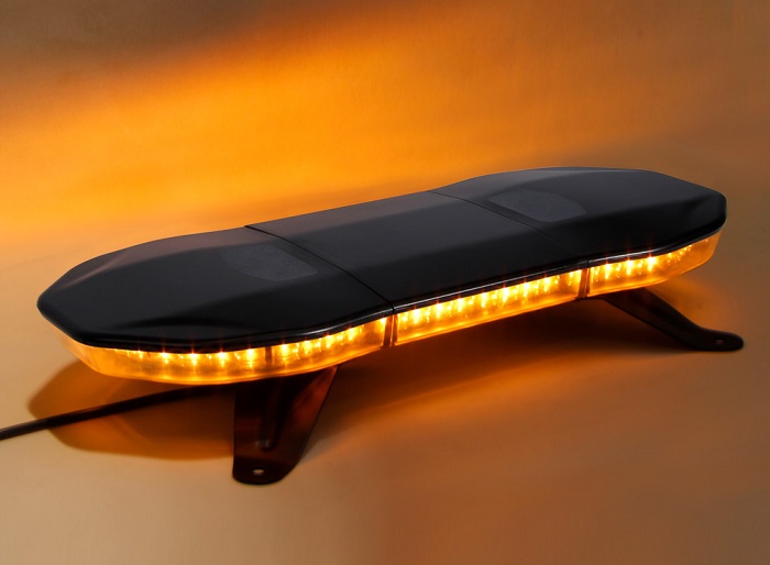 Pohled na rozsvícenou oranžovou LED majákovou rampu sre4-2766w 86cm od firmy Forda Lite