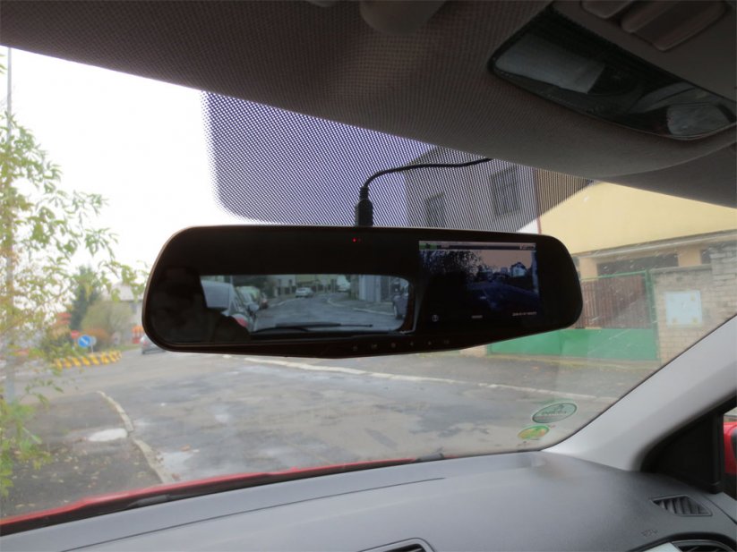 DUAL FULL HD kamera integrovaná v zrcátku s 4,3" LCD