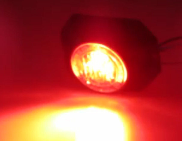 Pohled na rozsvícený červený LED stroboskop