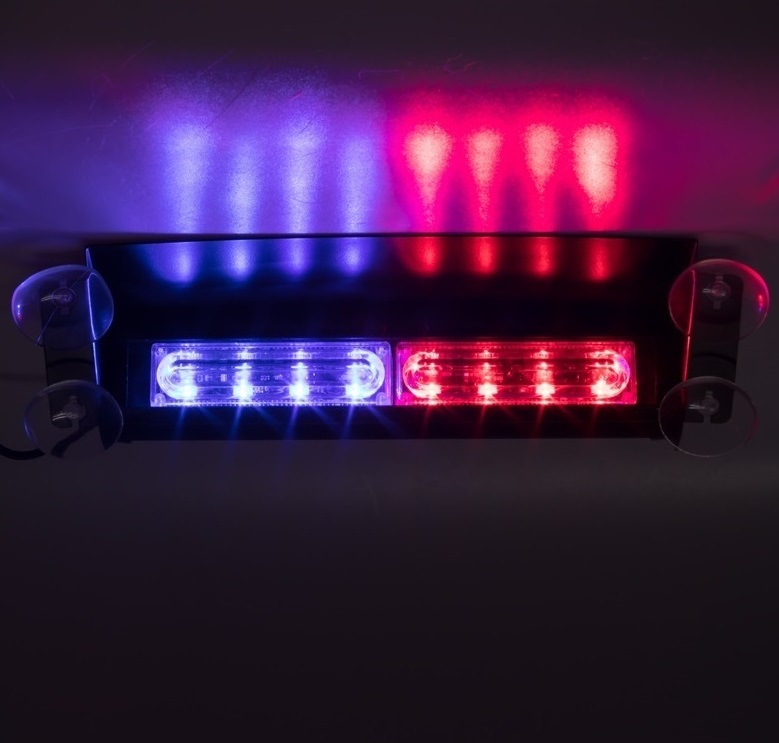 Pohled na rozsvícený modro/červený LED predátor