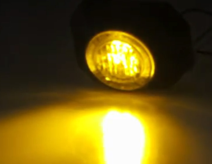 Pohľad na rozsvietený oranžový LED stroboskop
