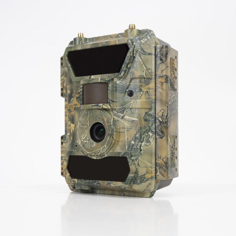 The PNI Hunting 400C PRO 24 MP game camera kit includes a housing and a security cable