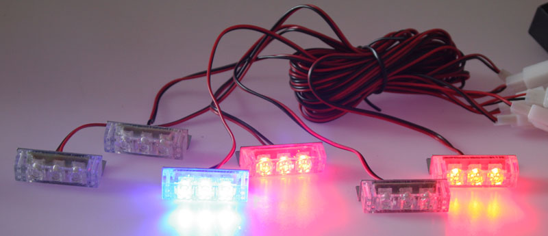 Pohľad na rozsvietený modro-červený LED predátor