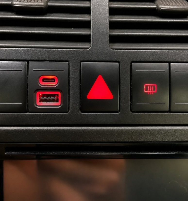 USB-C + USB QC3.0 nabíječka do VW Polo 2004-2009