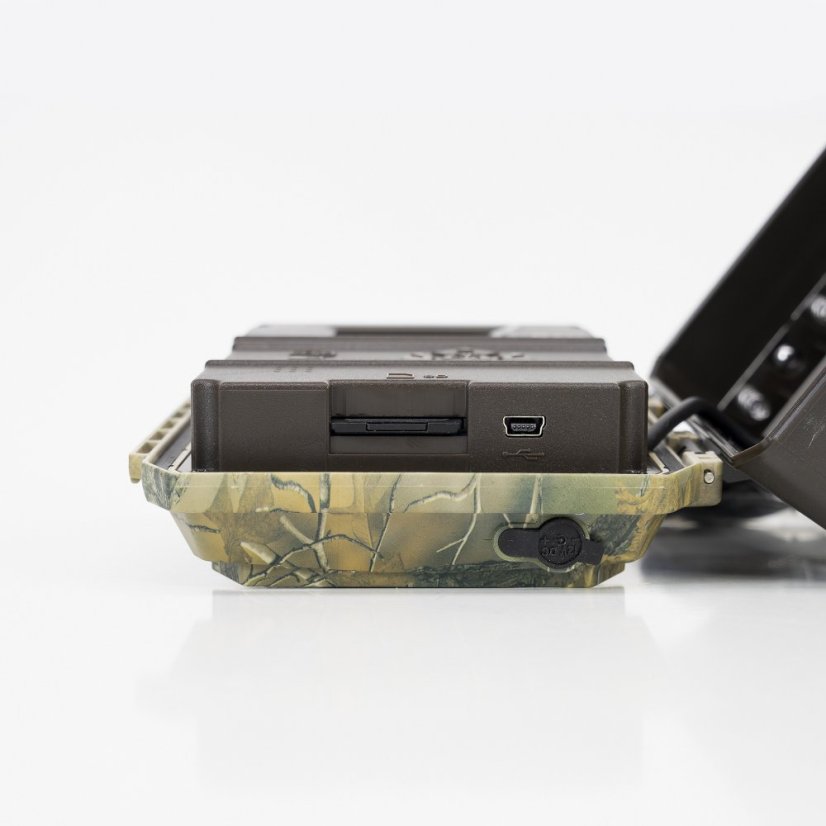 The PNI Hunting 400C PRO 24 MP game camera kit includes a housing and a security cable