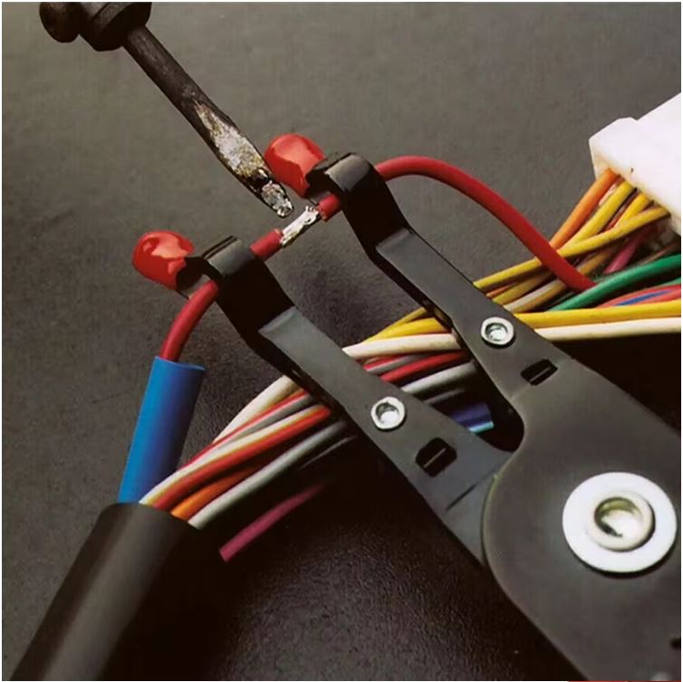 Pliers for easy soldering of wires